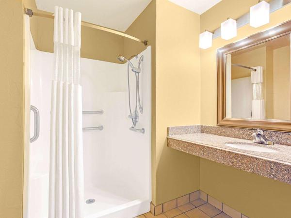 Days Inn by Wyndham Oklahoma City : photo 7 de la chambre chambre lit king-size pour personnes à mobilité réduite - non-fumeurs