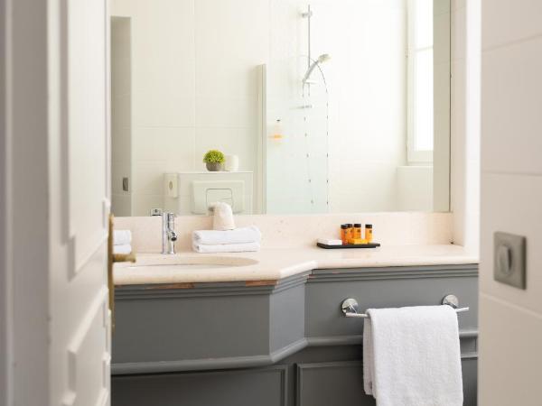 Hôtel D'Anjou : photo 5 de la chambre chambre lit king-size deluxe avec climatisation