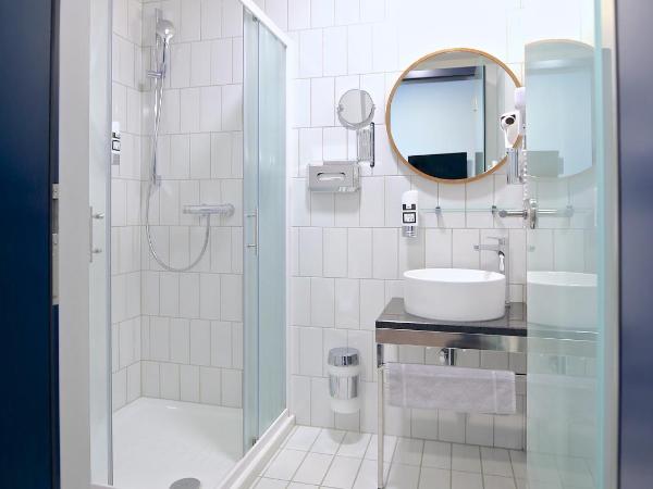 Das Schreder Hotel : photo 10 de la chambre chambre triple avec toilettes/douche privées dans maison d'hôtes