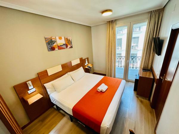 Hostal Abadia Madrid : photo 4 de la chambre chambre double avec balcon - vue sur ville