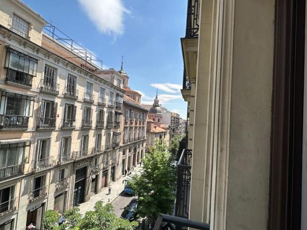 Hostal Abadia Madrid : photo 7 de la chambre chambre double avec balcon - vue sur ville
