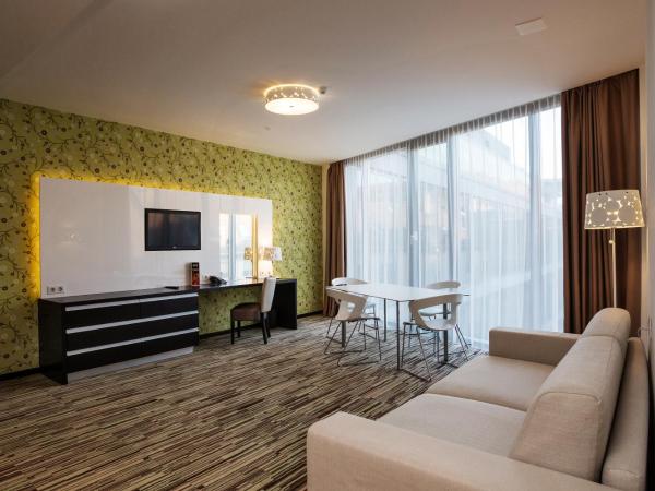 Art Hotel Szeged : photo 4 de la chambre suite 2 chambres