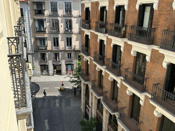 Hostal Abadia Madrid : photo 9 de la chambre chambre double avec balcon - vue sur ville