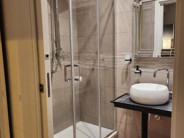 B&B Mini Hotel Incity-close train station and port- : photo 10 de la chambre chambre lit queen-size avec balcon