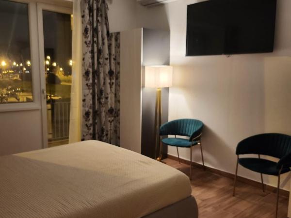 B&B Mini Hotel Incity-close train station and port- : photo 2 de la chambre chambre lit queen-size avec balcon