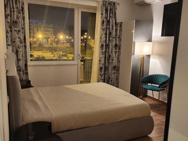 B&B Mini Hotel Incity-close train station and port- : photo 9 de la chambre chambre lit queen-size avec balcon