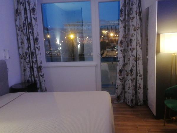 B&B Mini Hotel Incity-close train station and port- : photo 7 de la chambre chambre lit queen-size avec balcon