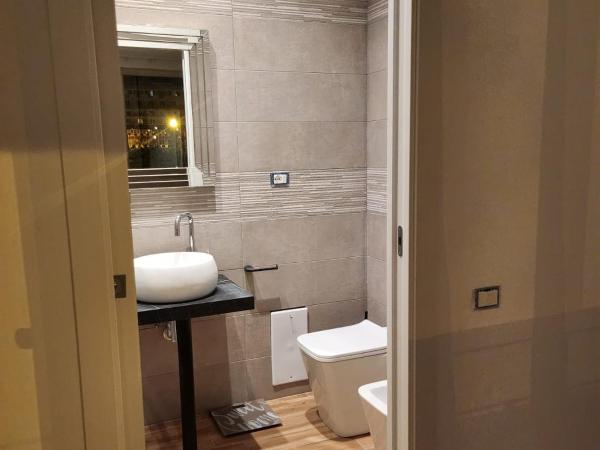 B&B Mini Hotel Incity-close train station and port- : photo 8 de la chambre chambre lit queen-size avec balcon