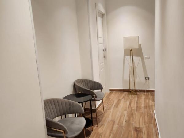 B&B Mini Hotel Incity-close train station and port- : photo 6 de la chambre chambre lit queen-size avec balcon