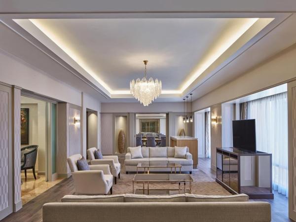 Sheraton Imperial Kuala Lumpur Hotel : photo 7 de la chambre suite lit king-size impériale avec accès au salon club - vue sur ville