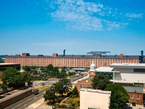 Sheraton Inner Harbor Hotel : photo 1 de la chambre grande chambre traditionnelle avec 1 lit king-size - vue sur ville