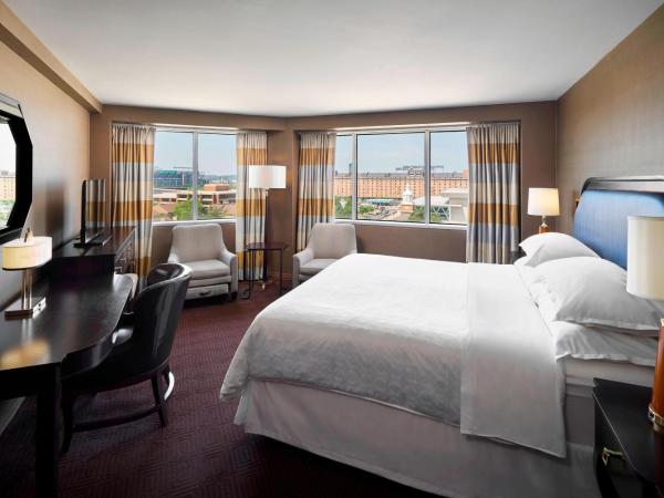 Sheraton Inner Harbor Hotel : photo 4 de la chambre chambre avec 1 lit king-size Étage concierge - vue sur ville