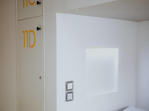 Private Rooms at Hostel63 : photo 10 de la chambre private quadruple room with balcony and private bathroom 