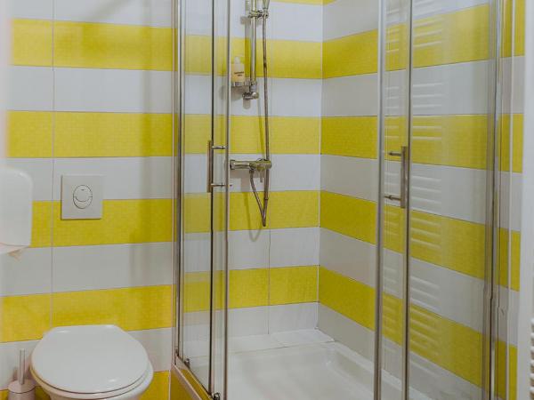 Private Rooms at Hostel63 : photo 4 de la chambre private comfort quadruple room with private bathroom