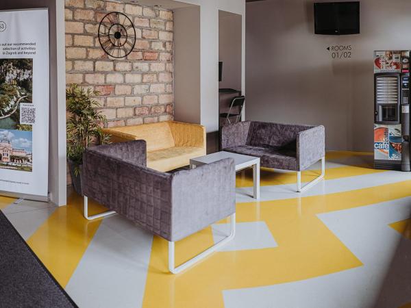 Private Rooms at Hostel63 : photo 5 de la chambre private comfort quadruple room with private bathroom