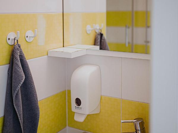 Private Rooms at Hostel63 : photo 9 de la chambre private comfort quadruple room with private bathroom