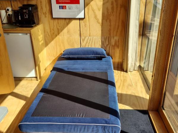 Wikkelboats at Wijnhaven : photo 3 de la chambre péniche avec spa