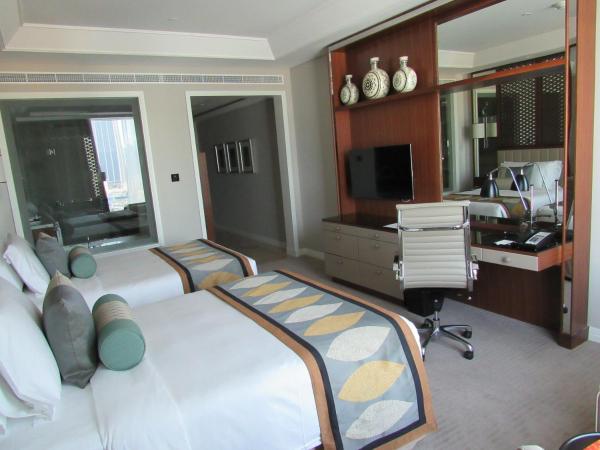 Taj Dubai : photo 4 de la chambre chambre lits jumeaux club - vue sur la burj