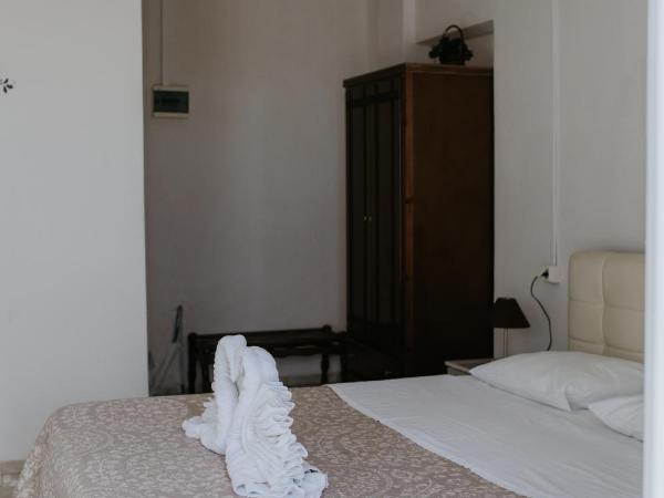 Hotel Thirasia : photo 10 de la chambre chambre double ou lits jumeaux avec balcon