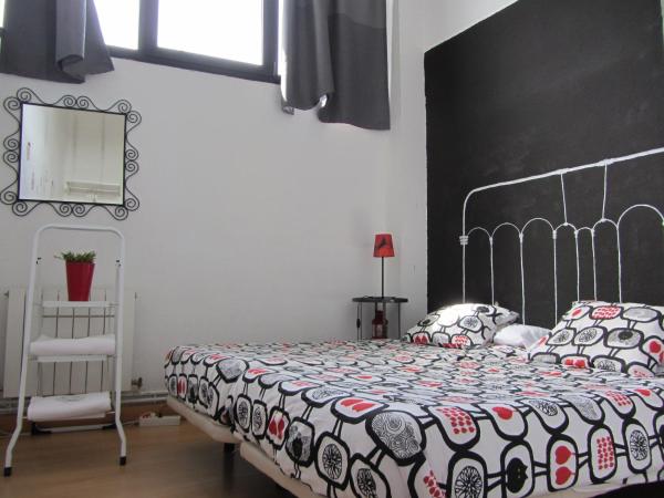 Bilbao Akelarre Hostel : photo 7 de la chambre chambre lits jumeaux avec salle de bains commune