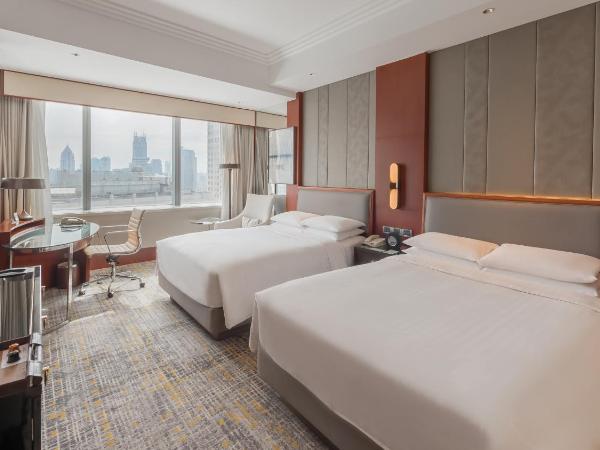 Shanghai Marriott Marquis City Centre : photo 1 de la chambre chambre double avec 2 lits doubles et vue sur les toits de la ville
