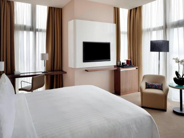 Istanbul Marriott Hotel Sisli : photo 4 de la chambre chambre lit king-size exécutive avec accès au salon - vue sur ville