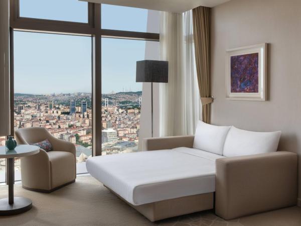 Istanbul Marriott Hotel Sisli : photo 3 de la chambre suite d’angle avec accès au salon - vue sur mer