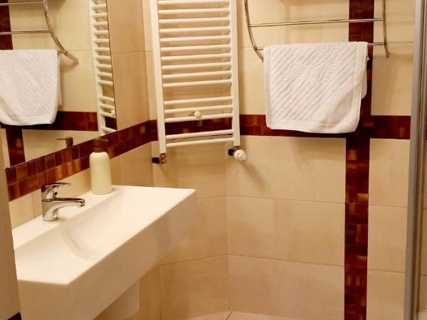 Hotel i Restauracja 13 Smaków : photo 2 de la chambre chambre triple avec salle de bains