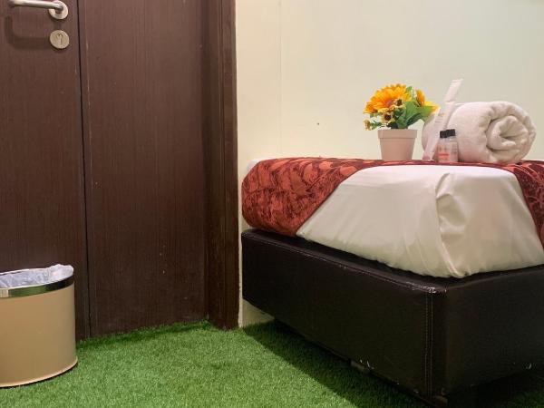 Sandpiper Hotel Single Room, Long Stay and Short Hours : photo 9 de la chambre private single room no window with shared shower and toilet