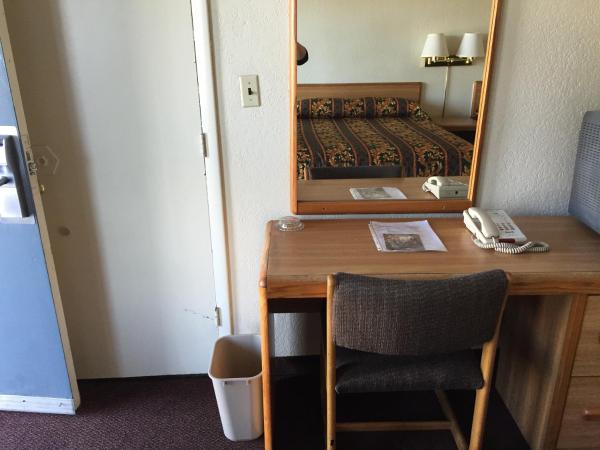 EZ 8 Motel Airporter : photo 2 de la chambre chambre lit queen-size 