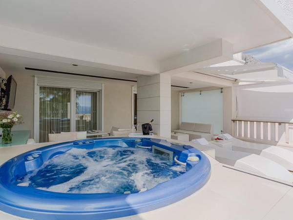 Damianii Luxury Boutique Hotel & Spa : photo 2 de la chambre suite de luxe avec spa - sauna privé et bain à remous intérieur et extérieur sur terrasse - vue sur mer