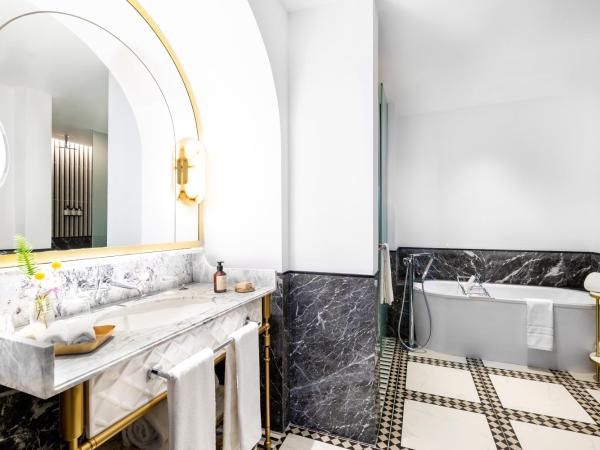 Fairmont La Marina Rabat Sale Hotel And Residences : photo 7 de la chambre suite junior avec lit king-size et balcon
