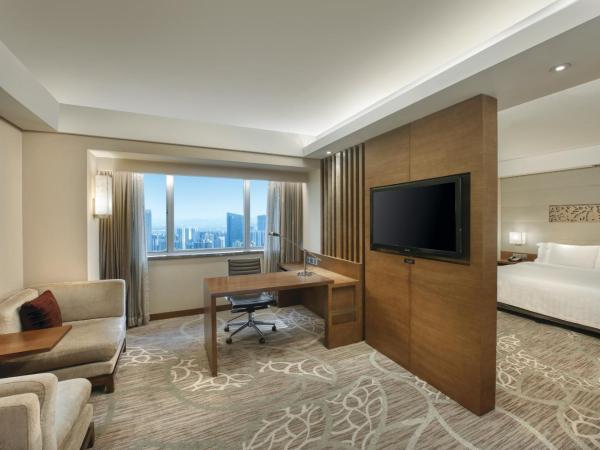 Crowne Plaza Guangzhou City Centre, an IHG Hotel - Free shuttle between hotel and Exhibition Center during Canton Fair & Exhibitor registration Counter : photo 1 de la chambre suite junior lit king-size