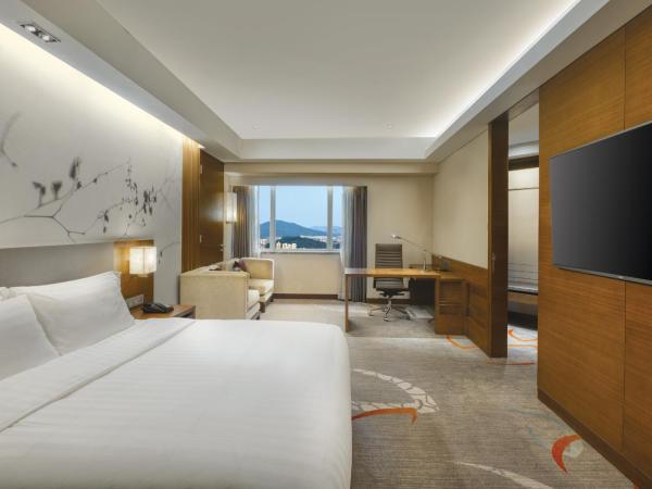 Crowne Plaza Guangzhou City Centre, an IHG Hotel - Free shuttle between hotel and Exhibition Center during Canton Fair & Exhibitor registration Counter : photo 1 de la chambre chambre premium 