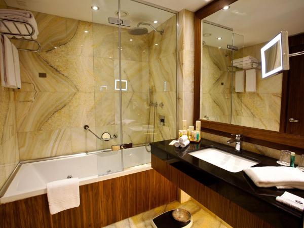 Crowne Plaza Istanbul Harbiye, an IHG Hotel : photo 6 de la chambre suite junior lit king-size - accès au salon