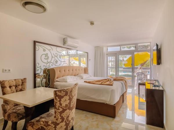 Muthu Clube Praia da Oura : photo 1 de la chambre chambre de luxe avec terrasse - vue sur mer ou piscine 