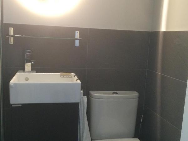 diezmadrid : photo 7 de la chambre chambre double avec salle de bains privative