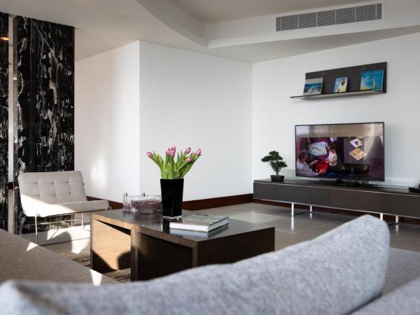 Jumeirah Living World Trade Centre Dubai : photo 2 de la chambre appartement 3 chambres avec bain à remous privé