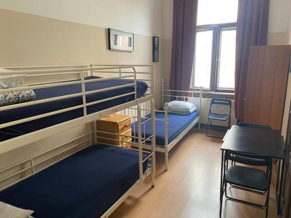 Hostel EMMA : photo 3 de la chambre chambre triple avec salle de bains commune