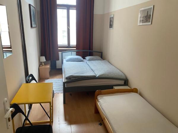 Hostel EMMA : photo 6 de la chambre chambre double ou lits jumeaux avec salle de bains commune