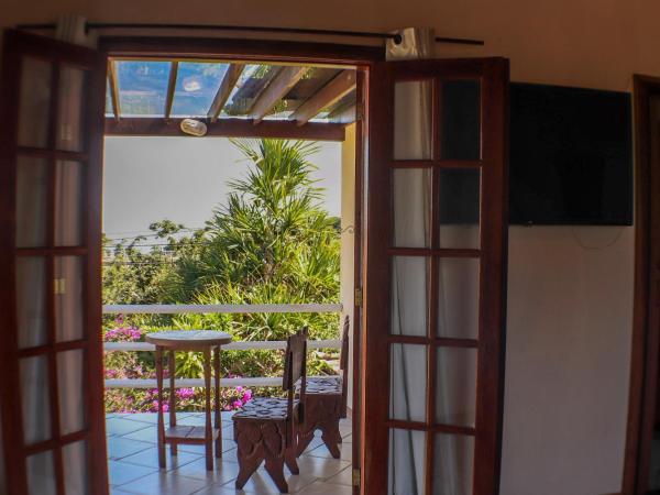 Pousada Mar'Tito Forno : photo 1 de la chambre chambre quadruple avec balcon