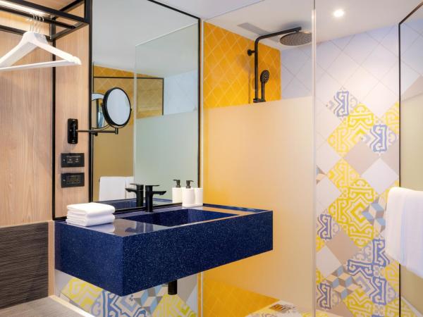 ibis Styles Bangkok Silom : photo 3 de la chambre chambre lit king-size premium - vue sur atrium