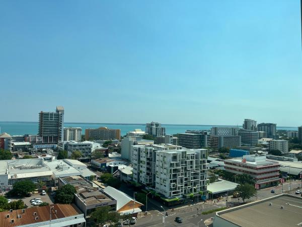 Darwin City Suites with Harbour View : photo 4 de la chambre suite lit king-size - vue sur mer