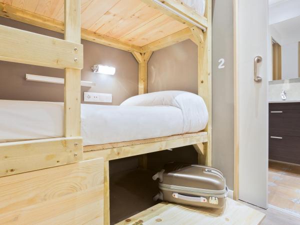 Ant Hostel Barcelona : photo 9 de la chambre lit dans un dortoir femmes de 4 lits avec salle de bains privative