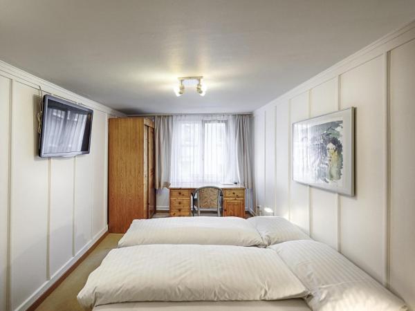 Hotel Weisses Kreuz : photo 1 de la chambre chambre double avec salle de bains commune