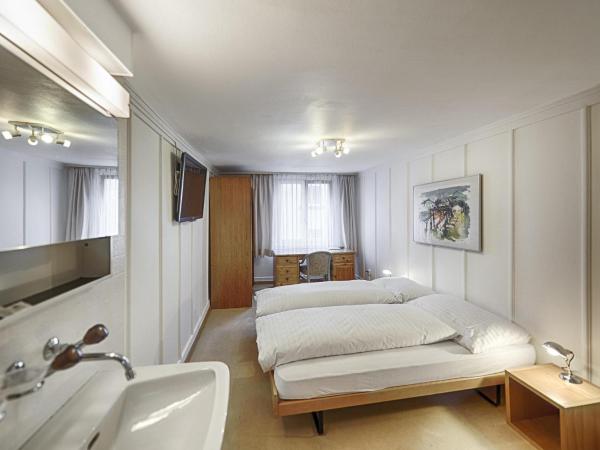 Hotel Weisses Kreuz : photo 2 de la chambre chambre double avec salle de bains commune