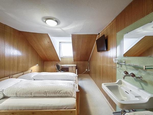 Hotel Weisses Kreuz : photo 6 de la chambre chambre double avec salle de bains commune
