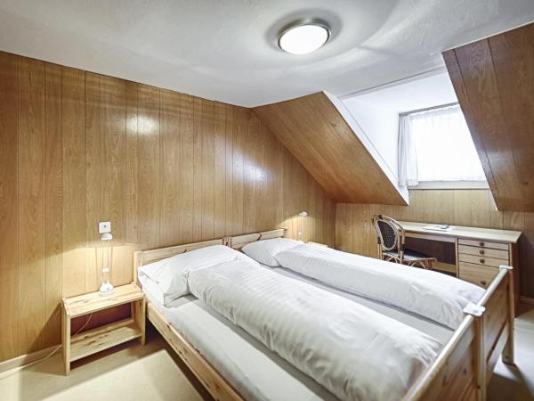 Hotel Weisses Kreuz : photo 5 de la chambre chambre double avec salle de bains commune