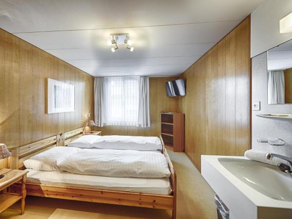 Hotel Weisses Kreuz : photo 4 de la chambre chambre double avec salle de bains commune