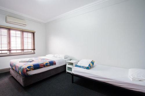 The Emperors Crown Hostel : photo 1 de la chambre chambre triple avec salle de bains privative